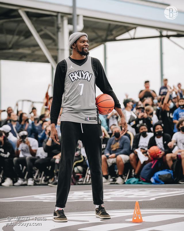 9体育-里昂训练开放日，冲刺阶段调整名单引欢呼，意甲在即，轮换策略成焦点