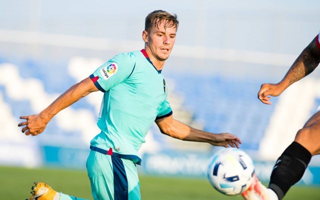 西甲倒计时，拜仁慕尼黑赛后调整名单，细节引发关注，压力陡增，年轻球员得到机会的简单介绍