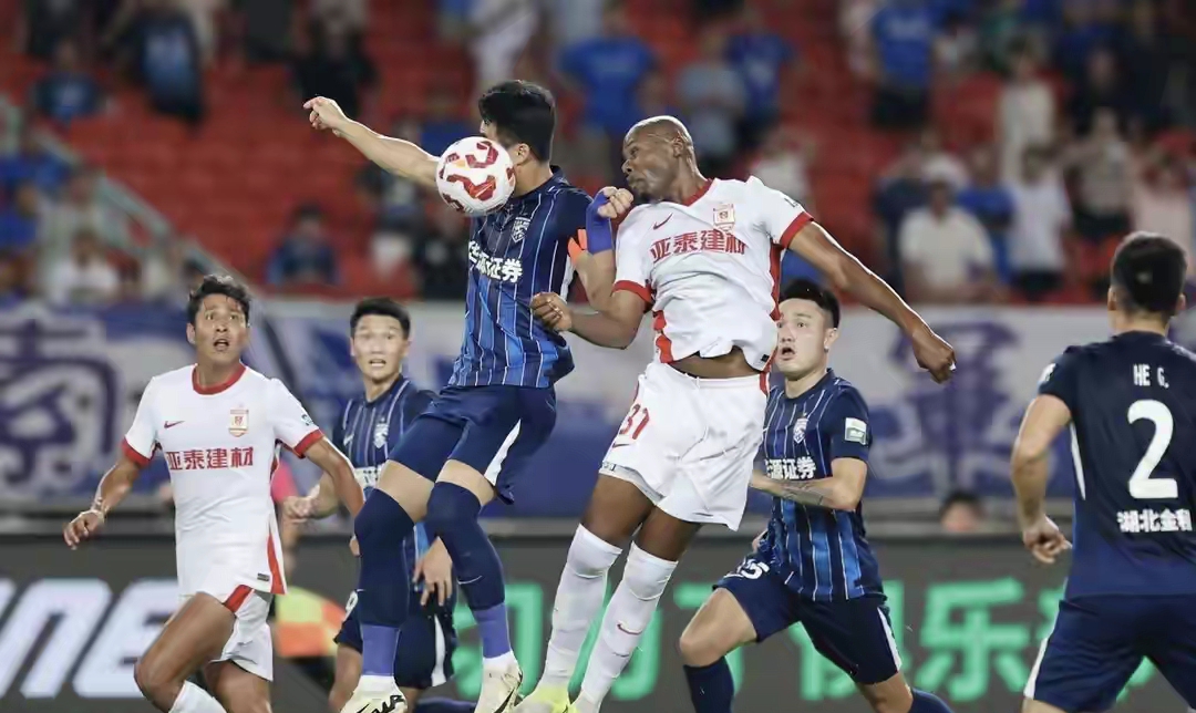 关于武汉三镇迎亚冠关键赛；清晨单刀错失；底气十足；赛季目标并未改变的信息